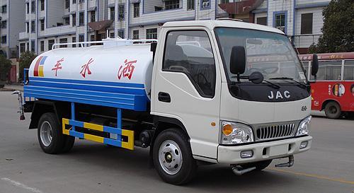 灑水車與汽車物流 現(xiàn)代城市與產(chǎn)業(yè)運輸?shù)摹皠用}”與“毛細血管”